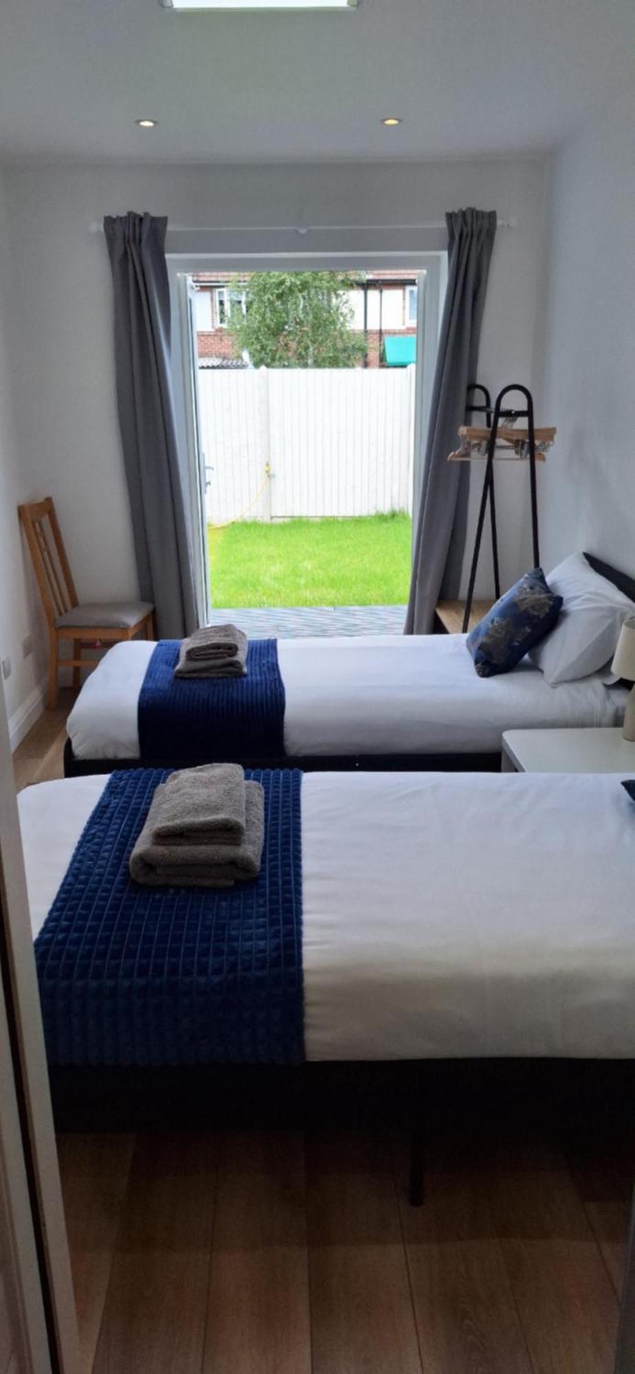 New 3 Bedrooms Flat In Ashford Near Heathrow Екстериор снимка